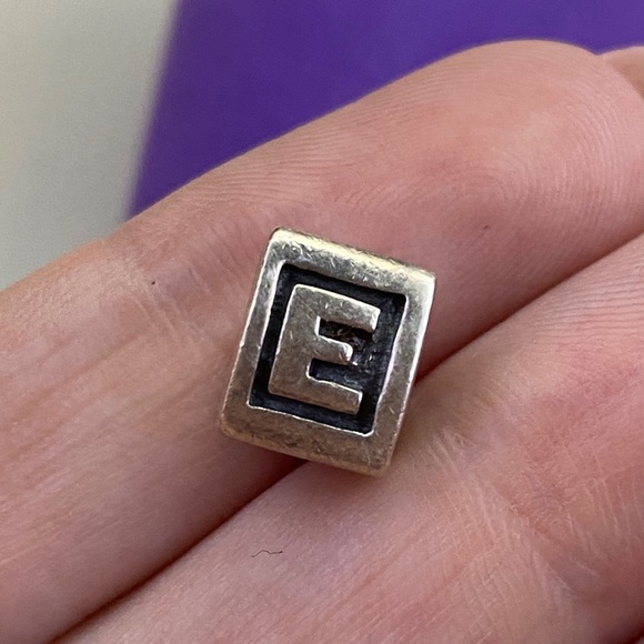 💛 Pandora Sterling Silver Letter E Charm - Picture 3 of 3